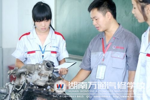 唐林會上課十分認(rèn)真，專注的樣子也很可愛哦