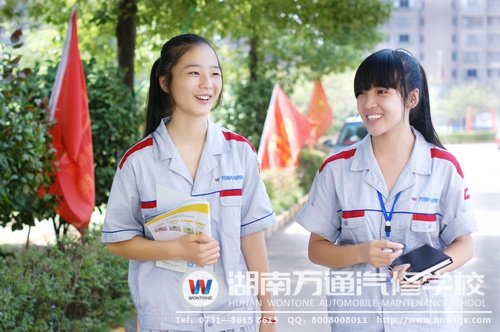 唐林會與同學(xué)在一起談天說地