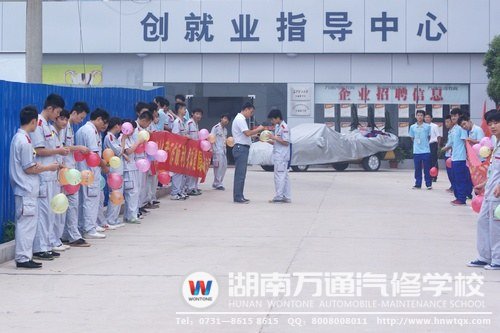 一大清早，同學(xué)們就自發(fā)組織了“祝福長廊”