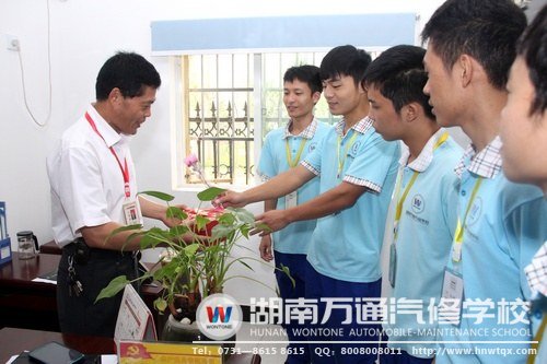 正所謂“桃李不言，下自成蹊”，老師們的人格魅力，就體現(xiàn)在同學(xué)們對他的愛戴