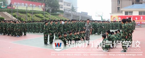 新生們?cè)诮坦俚闹笇?dǎo)下認(rèn)真訓(xùn)練！