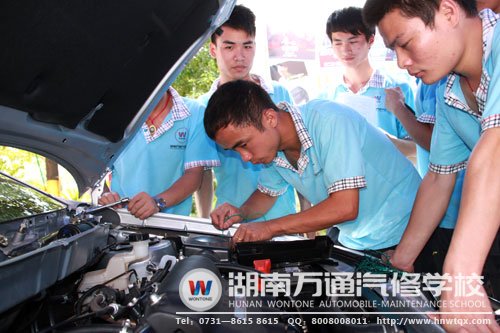 湖南萬通老師正在指導(dǎo)學(xué)生學(xué)習(xí)汽車檢測(cè)儀器的使用方法
