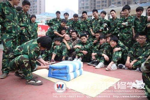 疊軍被，比比誰(shuí)的“手上功夫”最厲害！