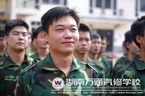 “微笑哥”在軍訓(xùn)中