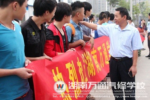 潘助理鼓勵(lì)學(xué)子們?cè)趯?shí)習(xí)中“爭(zhēng)當(dāng)優(yōu)秀汽修人”！