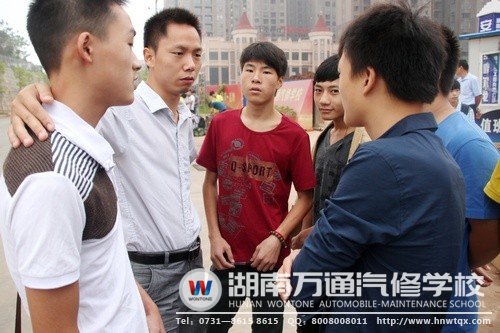 臨行之際，班主任對(duì)學(xué)子們寄予祝福