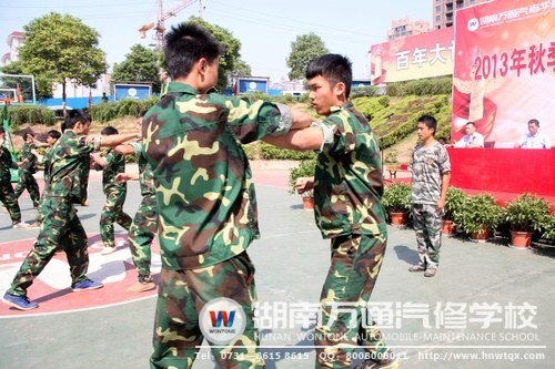 軍體拳鏗鏘有力，盡顯新生風(fēng)采