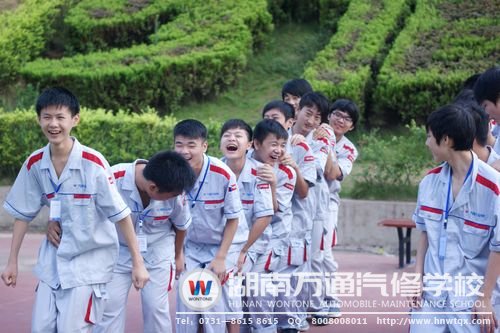 湖南萬(wàn)通學(xué)子在晨訓(xùn)中洋溢的燦爛笑容，讓人頓覺(jué)生活是如此之美好！