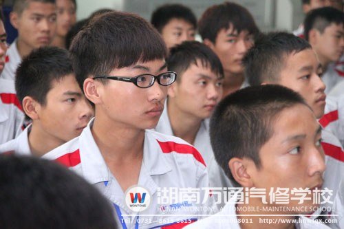 新生學子認真聆聽葛校長的真知灼見