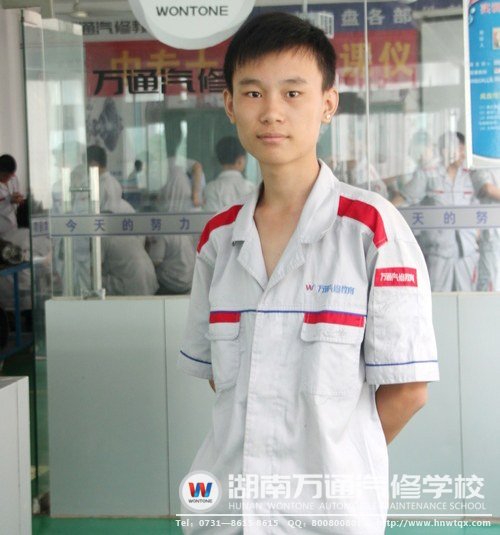 與軍訓中的颯爽英姿相比，鄧子威在學習中顯得溫文爾雅