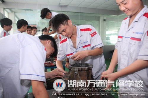 張森（中）與班上同學(xué)互助協(xié)作，建立起了深厚的友誼
