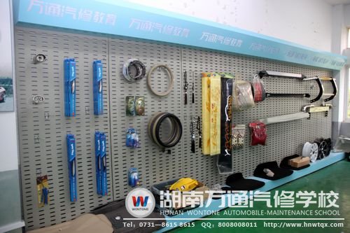 汽車美容工具一應(yīng)俱全，確保學(xué)生有充足的操作機會