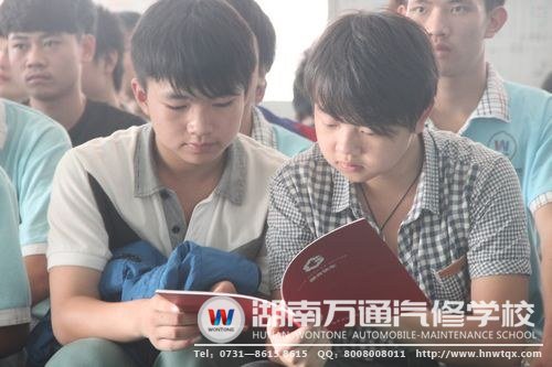 學(xué)子正在仔細閱讀國合快車的企業(yè)簡介