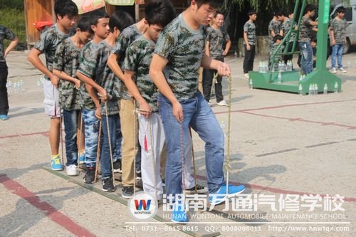 “巨人的腳步”，考驗同學(xué)之間的合作力