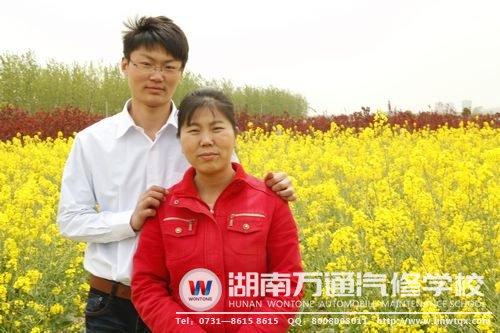 在《少年的逆襲》中，謝宏波苦學汽修，只為給媽媽好生活