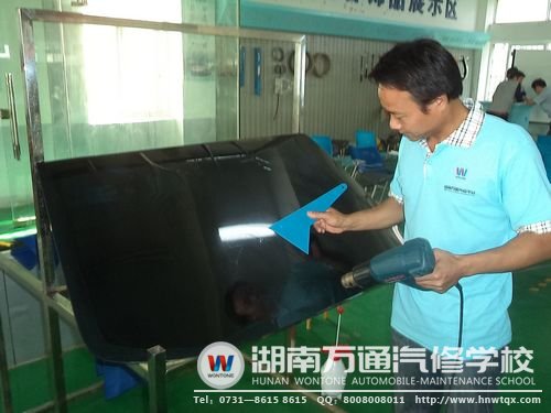 黃明林在學(xué)習(xí)汽車貼膜課程