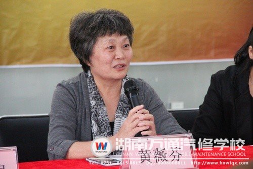 永通汽車集團(tuán)副總經(jīng)理黃薇芬鼓勵學(xué)子們在校打好基礎(chǔ)，為步入社會工作做充足準(zhǔn)備