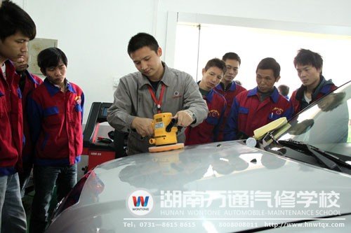 湖南萬(wàn)通汽車美容專業(yè)教師手把手教學(xué)