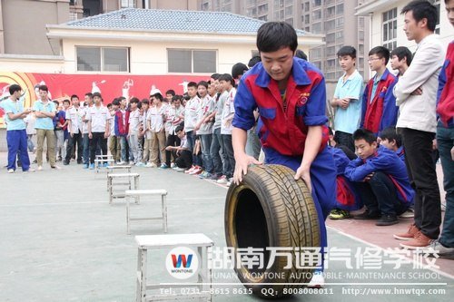 這位選手的平衡力不錯(cuò)喲！輪胎穩(wěn)穩(wěn)當(dāng)當(dāng)?shù)危? /></div>
<p style=