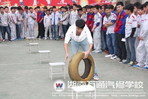 單手滾輪胎，厲害??！
