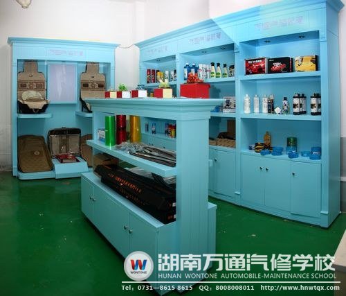 湖南萬通擁有齊全的汽車美容實(shí)訓(xùn)工具，滿足學(xué)子們的操作需求