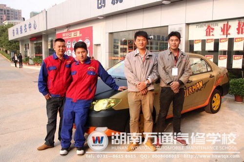 丁老師與其他老師，帶領(lǐng)學(xué)生改裝汽車