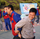 歡樂總動員！“心心相印”夾球比賽激情上演