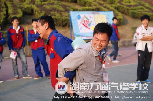 師生一起夾氣球，同樂！