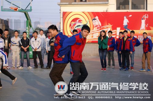 瞧這兩位同學(xué)，為了奪第一，都懸空了！