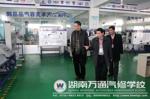 湖南省汽車行業(yè)協(xié)會領(lǐng)導參觀學校