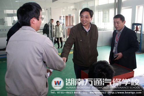 湖南省民政廳民間組織管理局劉副局長與萬通師生親切交談