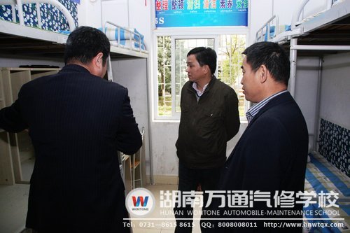 劉局長參觀學(xué)生宿舍”