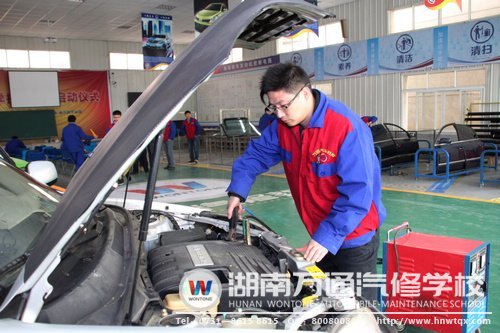 鄧勇波認為，開汽車美容店，自己就要有專業(yè)的技術(shù)作支撐