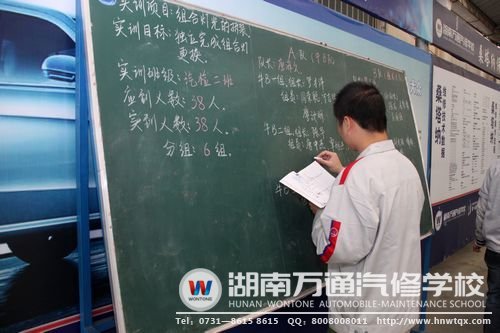 分組實(shí)訓(xùn)讓學(xué)子在競(jìng)爭(zhēng)中汲取技能（圖為學(xué)子正在填寫(xiě)各組隊(duì)名）
