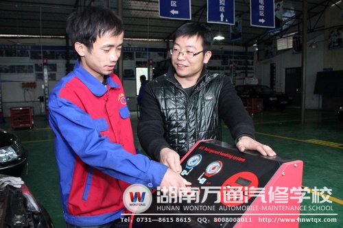 蔡強同學(xué)在老師的手把手教學(xué)下，學(xué)到了實實在在的汽修技藝