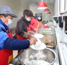 溫馨開(kāi)學(xué)季 學(xué)校餐廳“食暖”新生心懷
