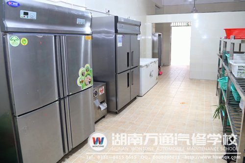 餐廳廚房干凈整潔，確保學(xué)子飲食安全