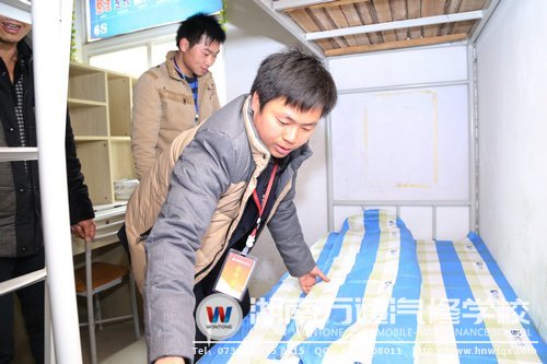 細節(jié)顯出辦學品質(zhì)（圖為班主任為新生整理床鋪）