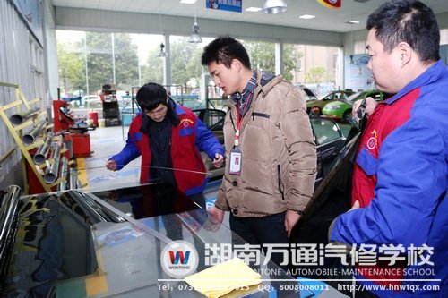 教學模式凸顯辦學實力（專業(yè)教師正手把手指導學生）