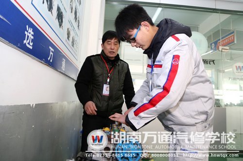 向尚想成為汽車4S店店長，他決心在學校里努力學習，天天向上！
