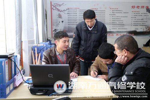 班主任與新生家長(zhǎng)交流，“孩子在這里，你們父母放一百個(gè)心”