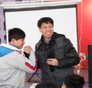 與汽修專(zhuān)家“親密互動(dòng)” 新老學(xué)子獲益良多