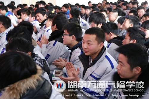 朱教授的講學(xué)激起了同學(xué)們的熱情！