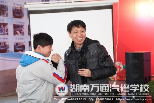 朱軍教授與學子“比腕力”！