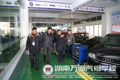 朱教授參觀湖南萬(wàn)通的汽車(chē)實(shí)訓(xùn)中心