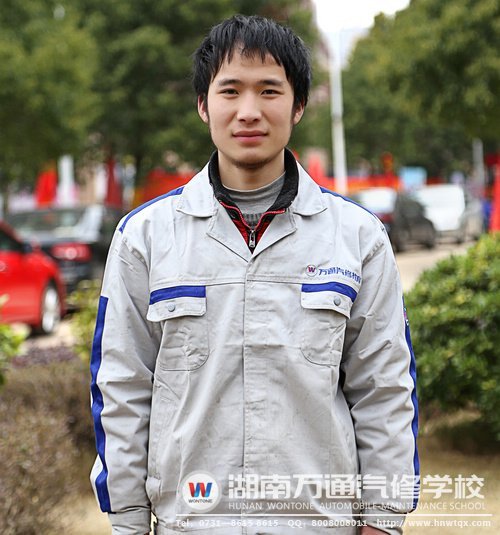 申子成雖遭遇家庭變故，卻依然對生活充滿信心