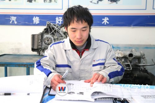 申子成認真學(xué)習(xí)汽修理論知識