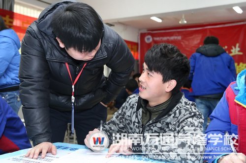 班主任現(xiàn)場指導(dǎo)學(xué)子怎樣才能更好地突出自身優(yōu)勢