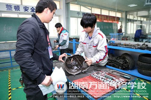 湖南萬(wàn)通在學(xué)生學(xué)完各個(gè)模塊后，都會(huì)舉行結(jié)課考試