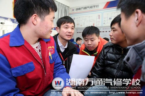 班主任與學(xué)子們交流，傳授面試技巧